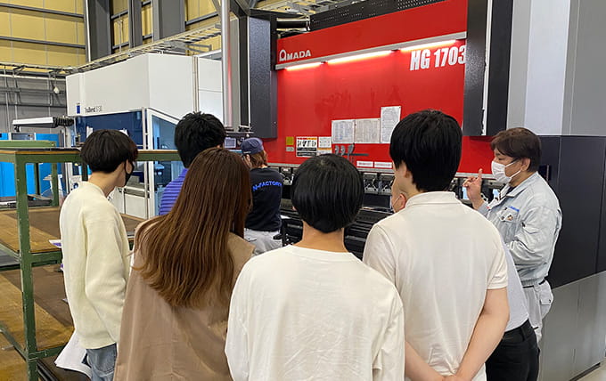 写真:学生の社会見学の様子