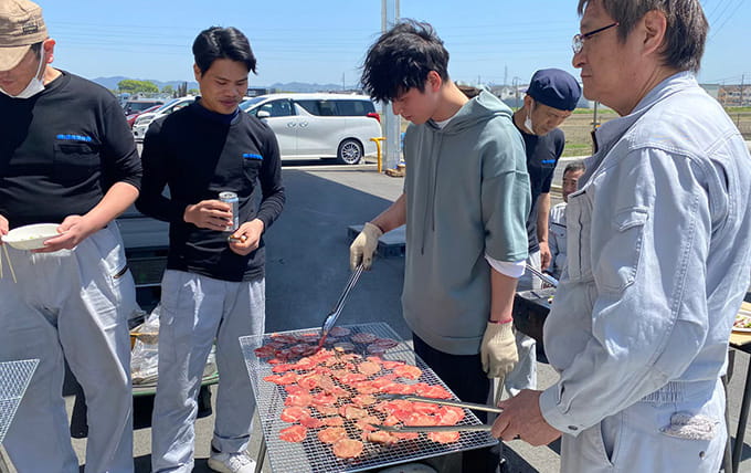 写真:部署を超えて交流できるBBQ