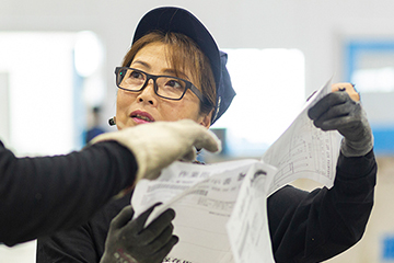 写真:働く男性社員と女性社員